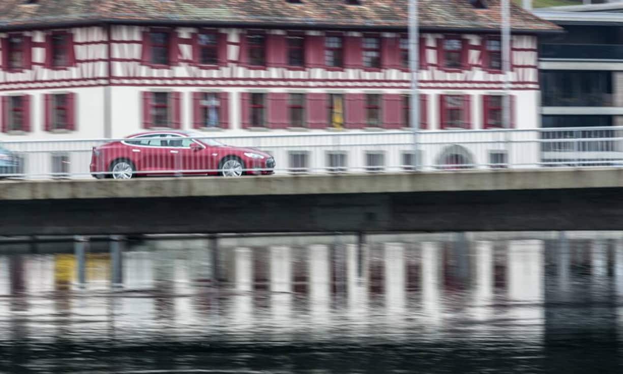 Der Tesla ist ein Auto zum Cruisen. Bei schnellem Fahren verringert sich die Reichweite massiv. Stromladestellen gibt es für den Wagen nicht viele. Eine 32 Amper Einrichtung für zu Hause kostet 400 Franken Auf- und Abbaugebühr. (Bilder: www.patrickstoll.ch)