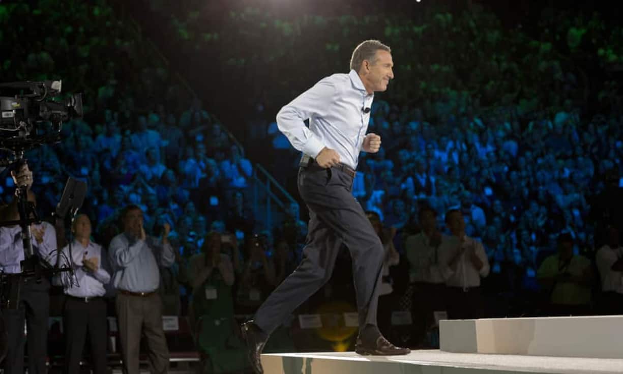 Starbucks-Chef Howard Schultz wuchs in einfachen Verhältnissen auf. Der Sohn eines Truckfahrers war der erste der Familie, der ein College besuchte. Später nahm Schultz einen Job in einem Kaffeehaus namens «Starbucks» an. Die Starbucks-Gründer hatten aber keine Lust, Schultz' Expansionsplänen zu folgen. Schliesslich gründete Schultz seinen eigenen Laden und kaufte wenig später Starbucks auf. Heute macht der Konzern 15 Milliarden Dollar Umsatz jährlich. Sein Vermögen: 2,1 Milliarden Dollar.