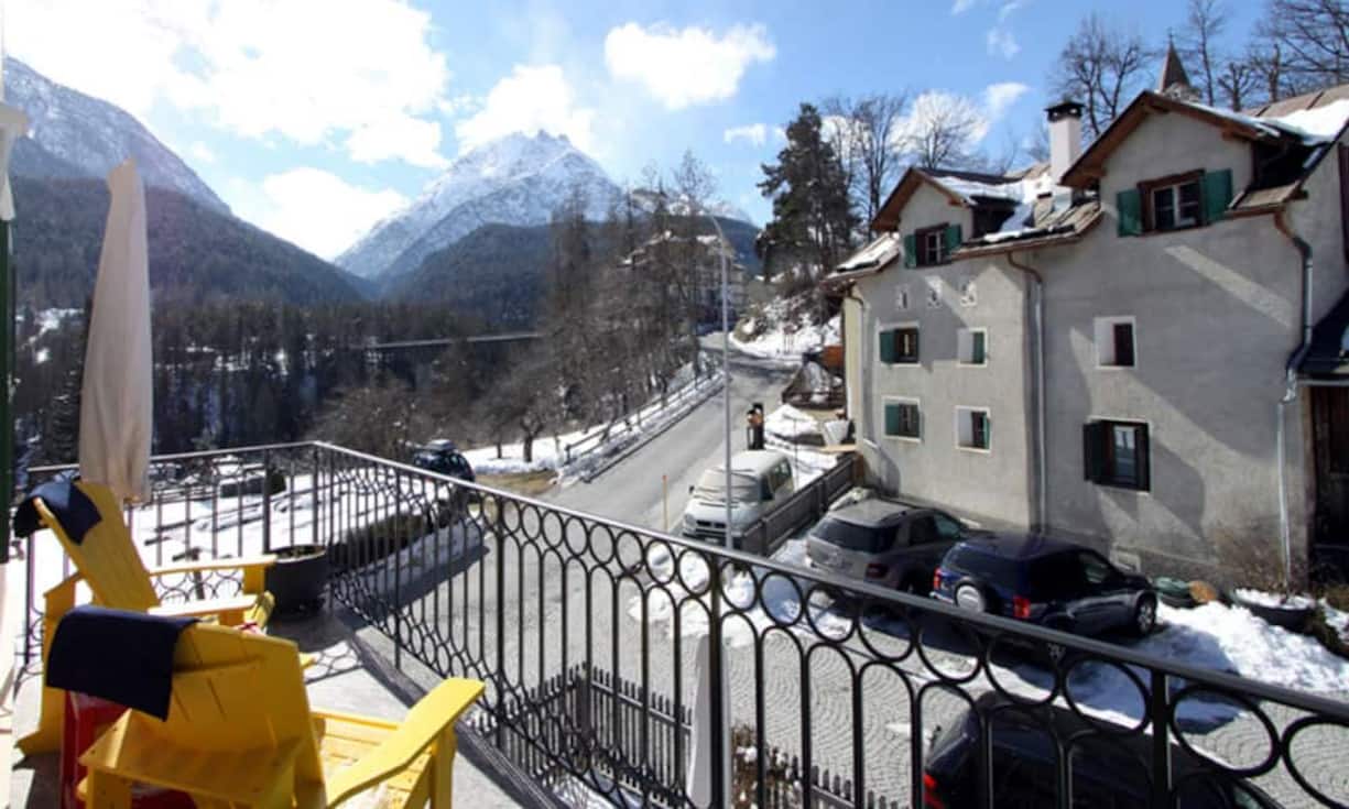 Zwei Balkone, mit Aussicht auf die Engadiner Bergwelt, sind vom Obergeschoss her zugänglich.