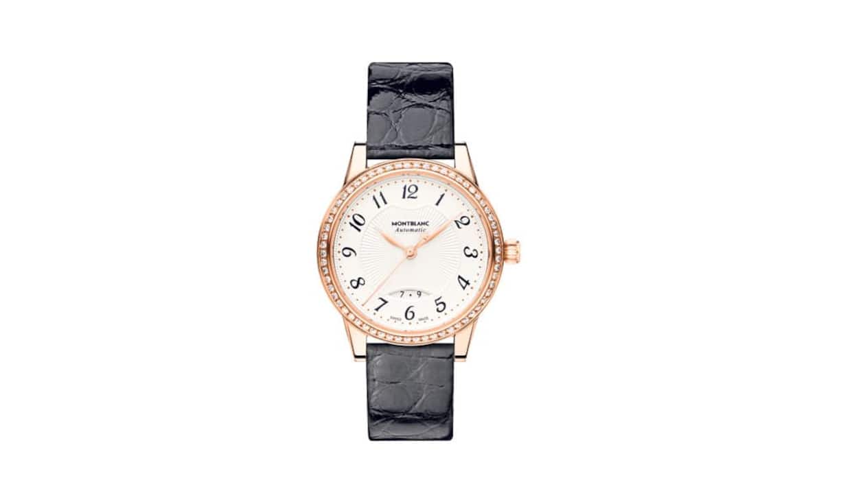 Montblanc Bohème Date Automatic: Bisher eher auf maskuline Zeitmesser ausgerichtet, verbindet jetzt die neue Bohème- Kollektion feminine Eleganz und Schönheit mit höchster Perfektion und feinster Uhrmachertradition. 178 Top-Wesselton-Diamanten (0,3519 Karat) ergänzen das Perlmutt-Zifferblatt. Im Innern des 18-Karat-Rotgoldgehäuses tickt das mechanische Werk 24.14. Preis: 9900 Franken.
Bilder: zvg
