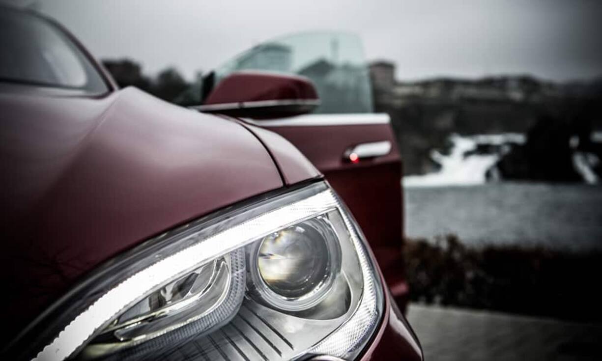 Der Tesla läuft ausschliesslich mit Strom. Wer seinen Fuss beim Fahren nicht unter Kontrolle hat, riskiert nicht nur eine Busse. Die Gefahr ist auch, dass dem Kraftpaket mit 262 PS schnell der Strom ausgeht.     Das Auto hat der Fotograf Patrick Stoll exklusiv für handelszeitung.ch in Szene gesetzt.