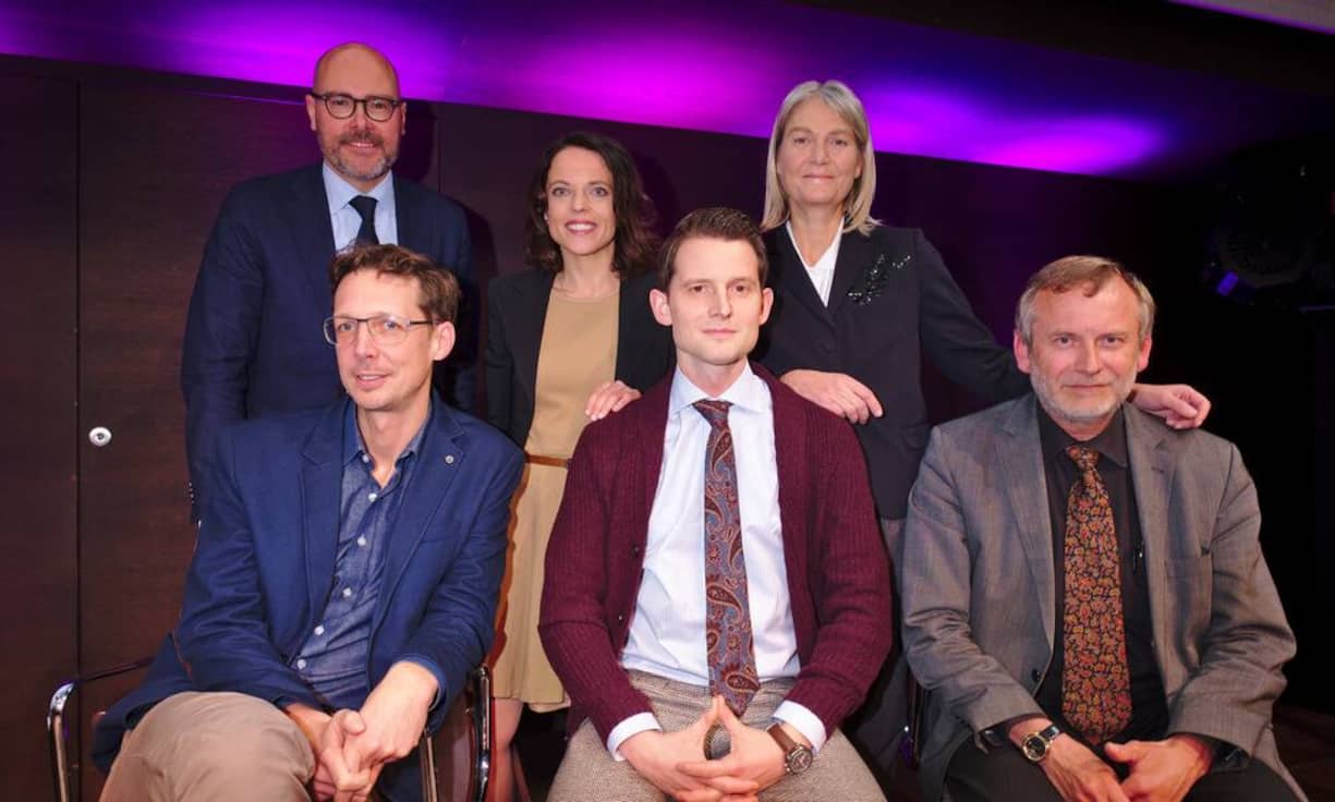 Die Panelisten und der Wirz-CEO:
Michael Hermann, Geograph und Politwissenschaftler (sitzend);
Thomas Städeli, CEO, Wirz (stehend);
Mona Vetsch, Gesprächsleitung;
Fabian Unteregger, Komiker;
Monica Glisenti, Leiterin Corporate Communications Migros-Genossenschafts-Bund;
Christoph Siegrist, Pfarrer am Grossmünster Zürich