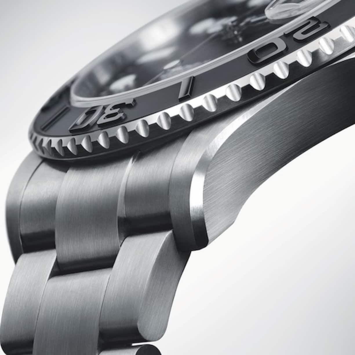 Auch die Oyster Perpetual Yacht-Master 42 ist in einer Version aus Titan erhältlich, das bei Rolex RLX heisst.