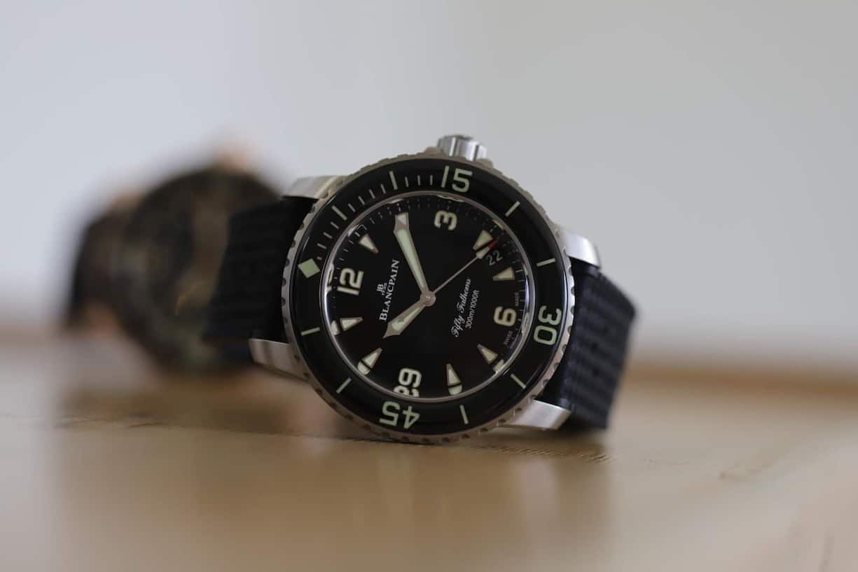 Nach der auf dreimal 70 Stück limitierten «Act 1» 2023 und der Scuba Fifty Fathoms mit der Konzernschwester Swatch nimmt Blancpain 2024 den Taucheruhren-Klassiker offiziell mit 42,3 grossem Gehäuse in die Kollektion auf.