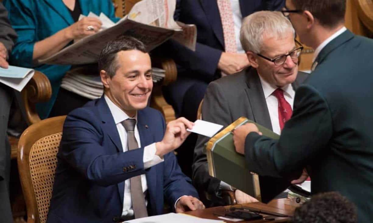 Cassis wolle das Land einen, bekräftigte er in allen vier Landessprachen – und zitierte sogar die Sozialistin Rosa Luxemburg, was kurz für Gelächter sorgte: «Freiheit ist immer die Freiheit der Andersdenkenden.»