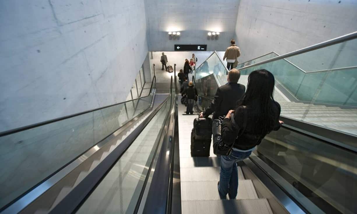 3. Reisen Sie alleineEs leuchtet ein: Menschen, die alleine reisen, können leichter umgesetzt werden als Pärchen oder gar Familien. Alleinreisende bekommen deshalb bevorzugt ein Upgrade. Ein Extra-Tipp: Fliegen Sie an Ihrem Geburtstag. Manche Fluggesellschaften versüssen den Ehrentag gerne, um Sie langfristig an sie zu binden.