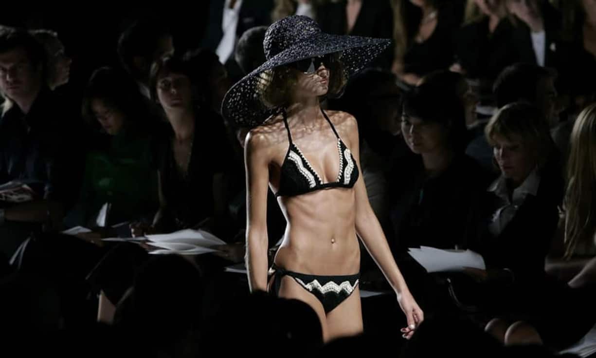 Auch im Bereich der Damenwäsche war de la Renta mit der Untermarke Pink Label erfolgreich. Insgesamt leistete der Designer einen wichtigen Beitrag zur Etablierung von New York als weiterem Fashion-Zentrum neben den europäischen Modekapitalen.