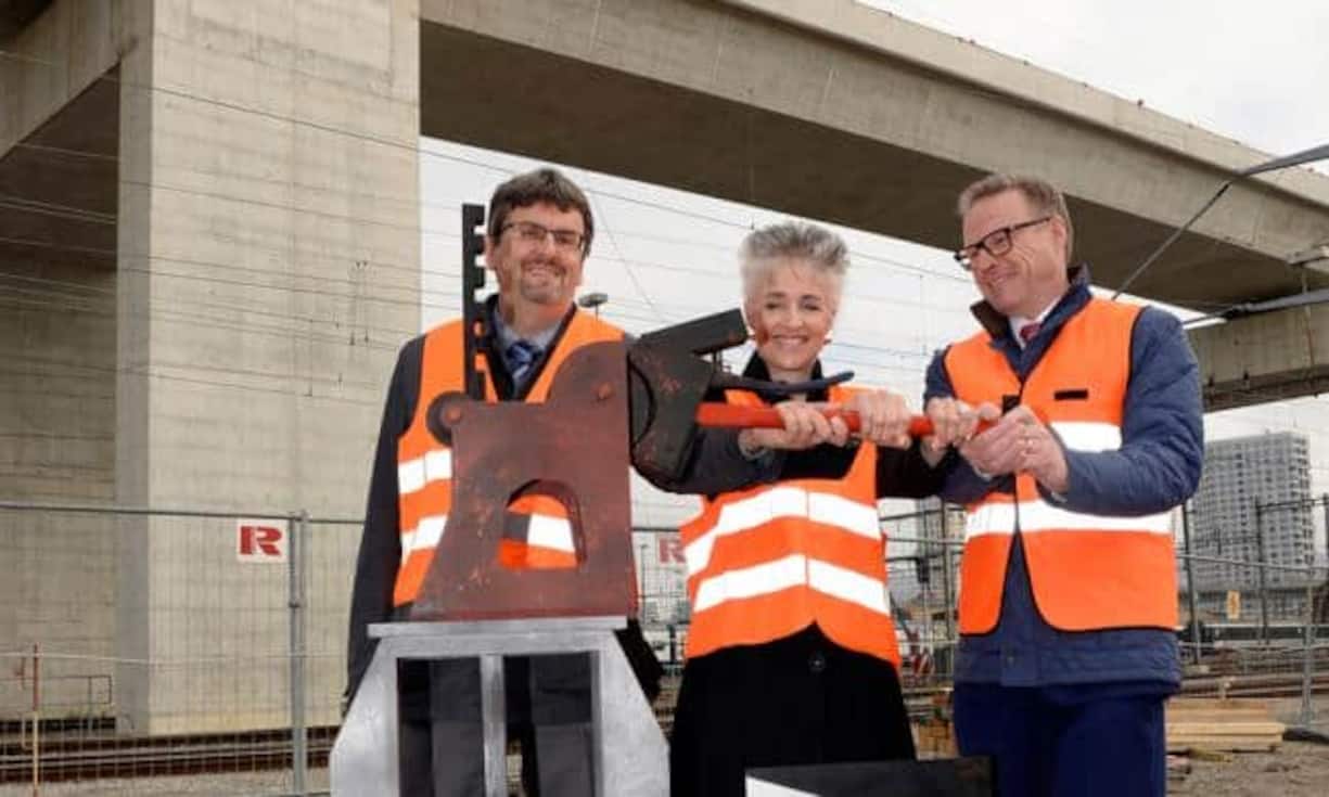 Feierlich eröffnet wurde die fertiggestellte Durchmesserlinie am 26. Oktober von Peter Füglistaler (li.), dem Direktor des Bundesamtes für Verkehr, der Zürcher Regierungsrätin Carmen Walker Späh (Mitte) und Andreas Meyer (re.), dem CEO der SBB.