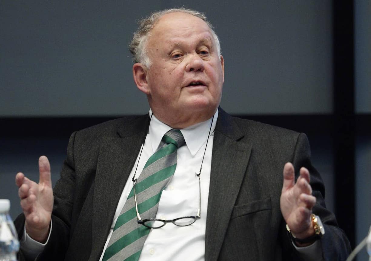 Rechtswissenschaftler Peter Nobel referiert anlaesslich einer Pressekonferenz der Sika, am Montag, 26. Januar 2015, in Zuerich. Beim Baustoffkonzern Sika wehrt sich der Verwaltungsrat weiter gegen einen Verkauf des Unternehmens an die franzoesische Saint-Gobain: Er will der Gruenderfamilie das Stimmrecht auf 5 Prozent beschraenken und keine ausserordentliche Generalversammlung einberufen. (KEYSTONE/Steffen Schmidt)