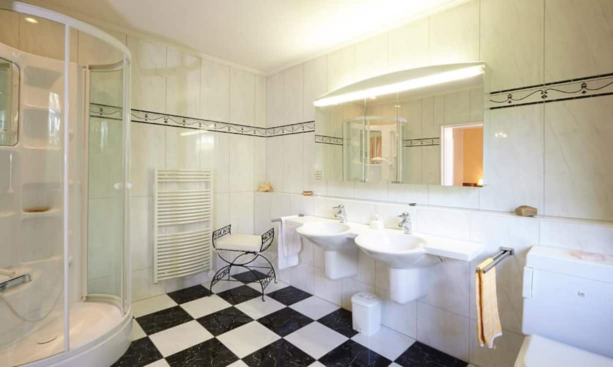 Zwei der Schlafzimmer sind mit einem Bad en suite ausgestattet. Der Wohnbereich sowie ein Schlafzimmer sind direkt mit der pflegeleichten Gartenanlage...