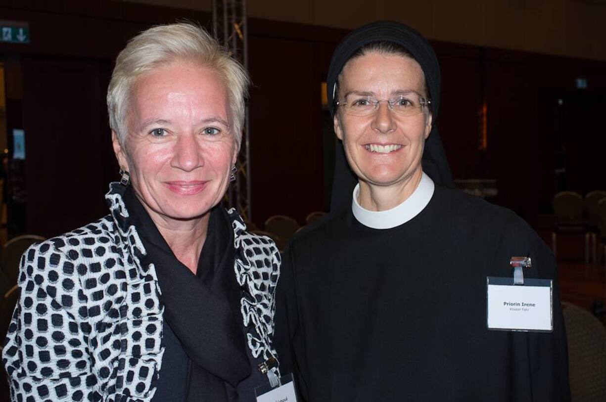 Alice Sachova, CMO De Sede AG; Priorin Irene, Kloster Fahr
