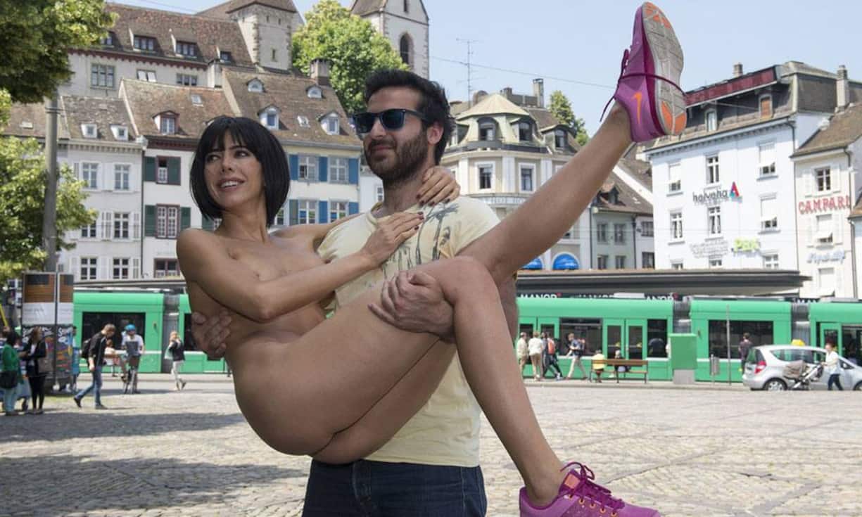 Nicht fehlen an der Art Basel darf natürlich auch die Performance-Künstlerin Milo Moire. Hier bei ihrer Performace «Naked Selfies» am Barfüsserplatz in Basel.