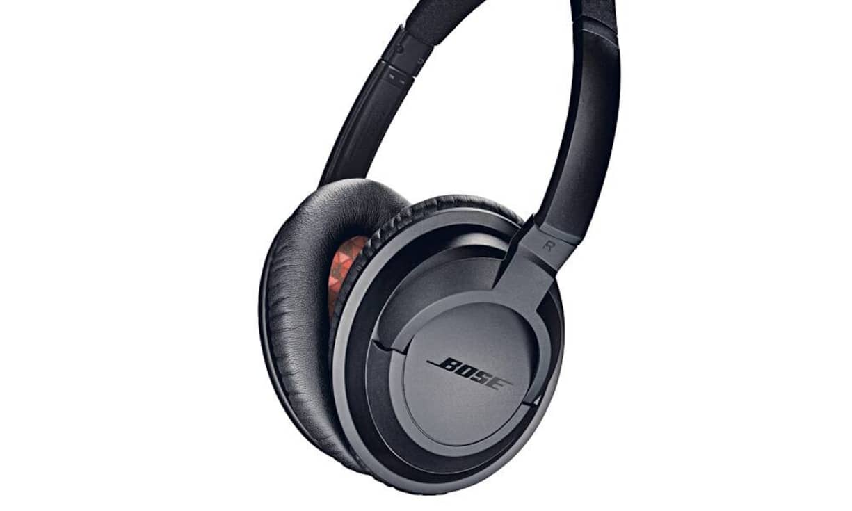 Bose stellt aus der Serie SoundTrue Headphones ein erneuertes Modell vor, das die Ohren komplett bedeckt. Es ist in verschiedenen Farben erhältlich (Schwarz, Weiss, Mintgrün), lässt sich zusammenfalten und verfügt über Fernbedienung sowie Mikrofon. Bose SoundTrue Around-Ear 219 Franken