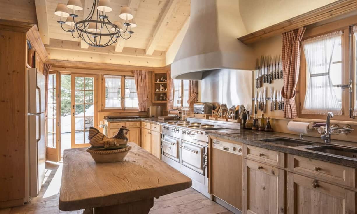 Die modern eingerichtete Küche lässt keine Wünsche offen. Die zubereiteten Köstlichkeiten kommen im ...