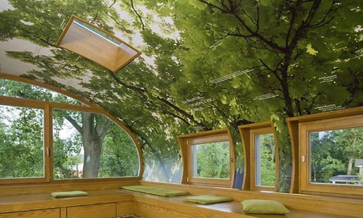 Der gewölbte Innenraum empfängt den Besucher mit einer Bildtapete, deren Motiv die Baumkrone der Eiche an gleicher Stelle darstellt. Alasdair Jardine