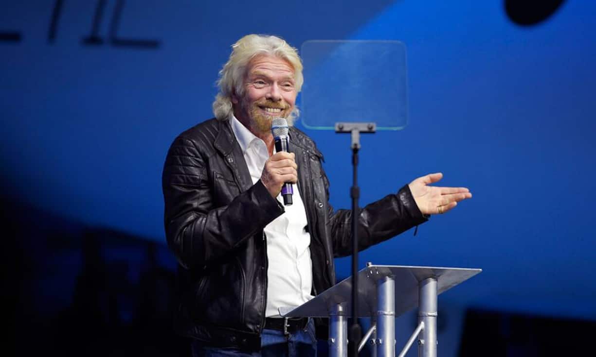 Richard Branson spielt SchachBranson ist bekannt für seine abenteuerliche Seite. Aber eines seiner Lieblingshobbys ist wohl eher eine mentale Aktivität. «Ich denke, Schach ist vielleicht das beste Spiel der Welt», schreibt er auf dem Virgin-Blog. Branson sagt, er hat wahrscheinlich tausende Spiele in seinem Leben gespielt und er erzählte dem «Telegraph», dass er Nachmittage auf Necker Island immer am Strand verbringt und oft Schach spielt.