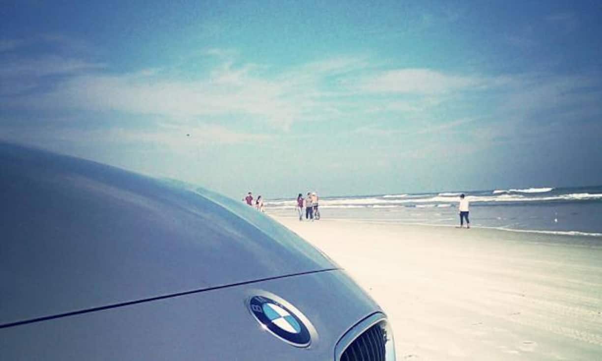 Das Rennen um das autonome Auto (in Serie) ist heiss. Hier ein Überblick über wichtige Hersteller und wie weit ihr Selbstfahrer-Projekt gediehen ist:Fährt vornewegBMW will ab 2021 Selbstfahrer in Serie bieten. Der deutsche Autobauer kooperiert dafür mit US-Chiphersteller Intel und Mobileye. Das israelische Startup ist Spezialist für künstliches Sehen, arbeitet allerdings auch mit anderen grossen Herstellern zusammen. Die Chancen stehen gut, dass BMW zu den Erstanbietern gehört.