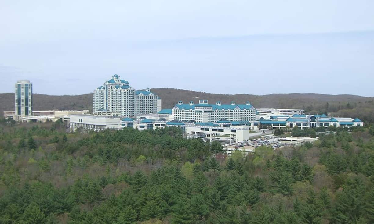 Auf Platz 3 steht das grösste Casino der USA – das Foxwoods Resorts Casino in Ledyard (Connecticut). 34'000 m2 umfasst der Komplex, der 400 Tisch-Glücksspielen und 7000 elektronischen Spielen Platz bietet. Foxwoods liegt zwischen New York und Boston und hat sich mit seinem 4000 Menschen fassendem Bingoraum zu einer Art Mekka der Bingospieler entwickelt. (Bild: Wikimedia/Elfenbeinturm/CC)