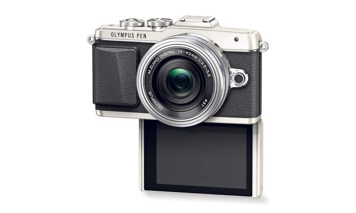 Das neue Modell von Olympus hat einen Touchscreen, der sich neigen und umklappen lässt. So können auch Selfies gemacht werden: Das Objektiv wechselt dann automatisch zum Weitwinkel, und der Bildschirm bietet einen Auslöseknopf. Die Kamera kann über das Smartphone bedient werden, hat aber keinen Blitz eingebaut. Olympus PEN E-PL7 499 Franken (Gehäuse)