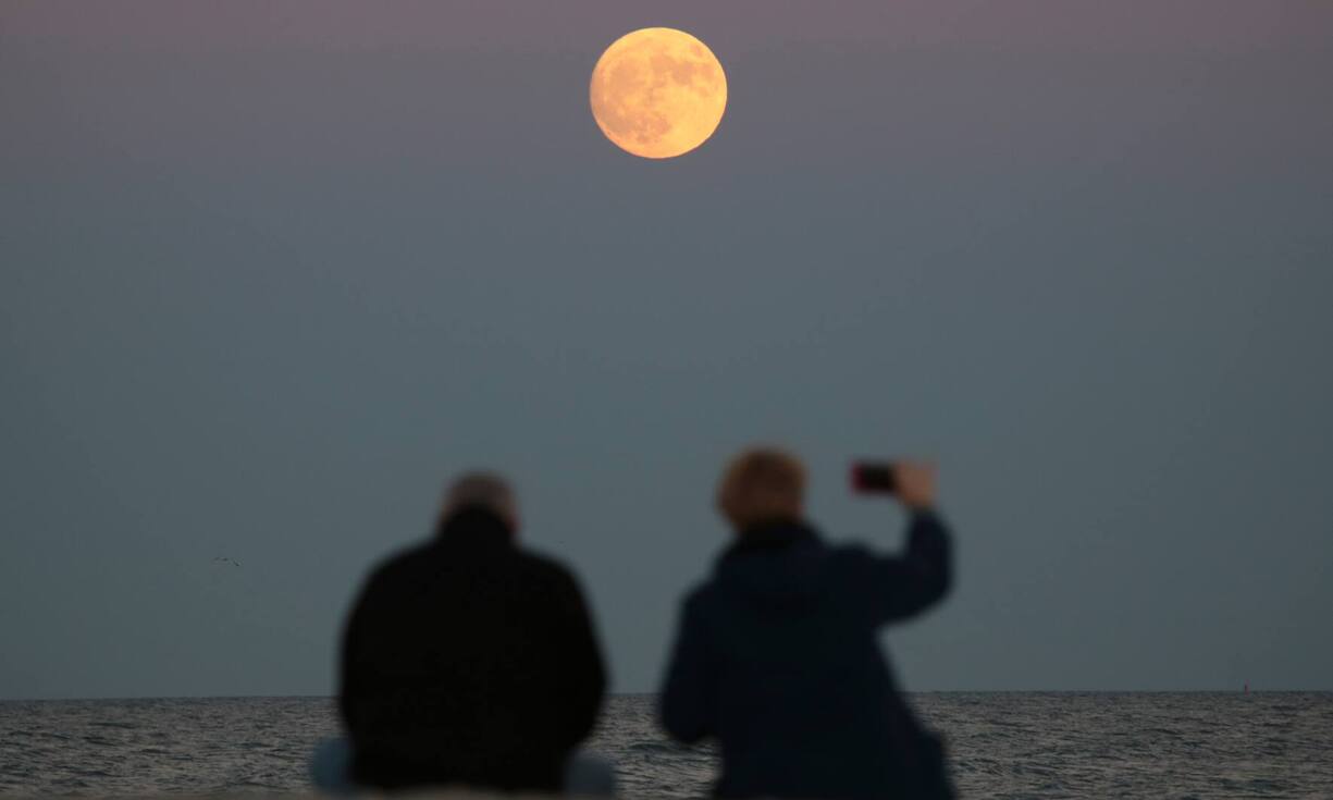 Es ist ein Phänomen, das auftritt, wenn der Mond voll ist - und ganz nahe der Erde: Der Supermond. Am Montag ist es nach fast 69 Jahren wieder einmal soweit. Nur selten fällt ein Supermond mit einem Vollmond zusammen. Rund um die Welt wird gebannt in den Himmel gestarrt und dabei...
