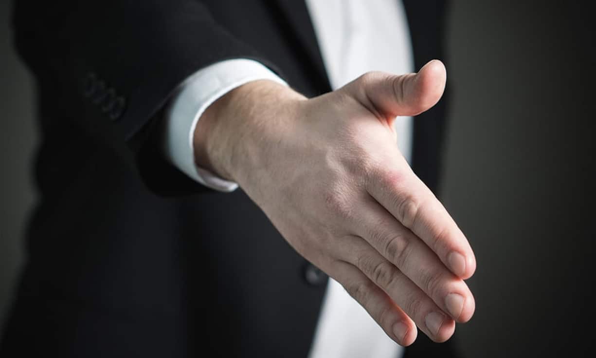 3. Sie haben Spielraum beim Gehalt
Wenn Bewerber es geschafft und ein Jobangebot bekommen haben, sollten sie nicht direkt allen Punkten freudig zustimmen. Gerade wenn es um das Gehalt geht, gibt es jede Menge Spielraum, so DiDonato. Oft könnte man noch etwas aushandeln. Sonst gibt es auch noch Extras wie einen Einstiegs- oder Standortwechselbonus.