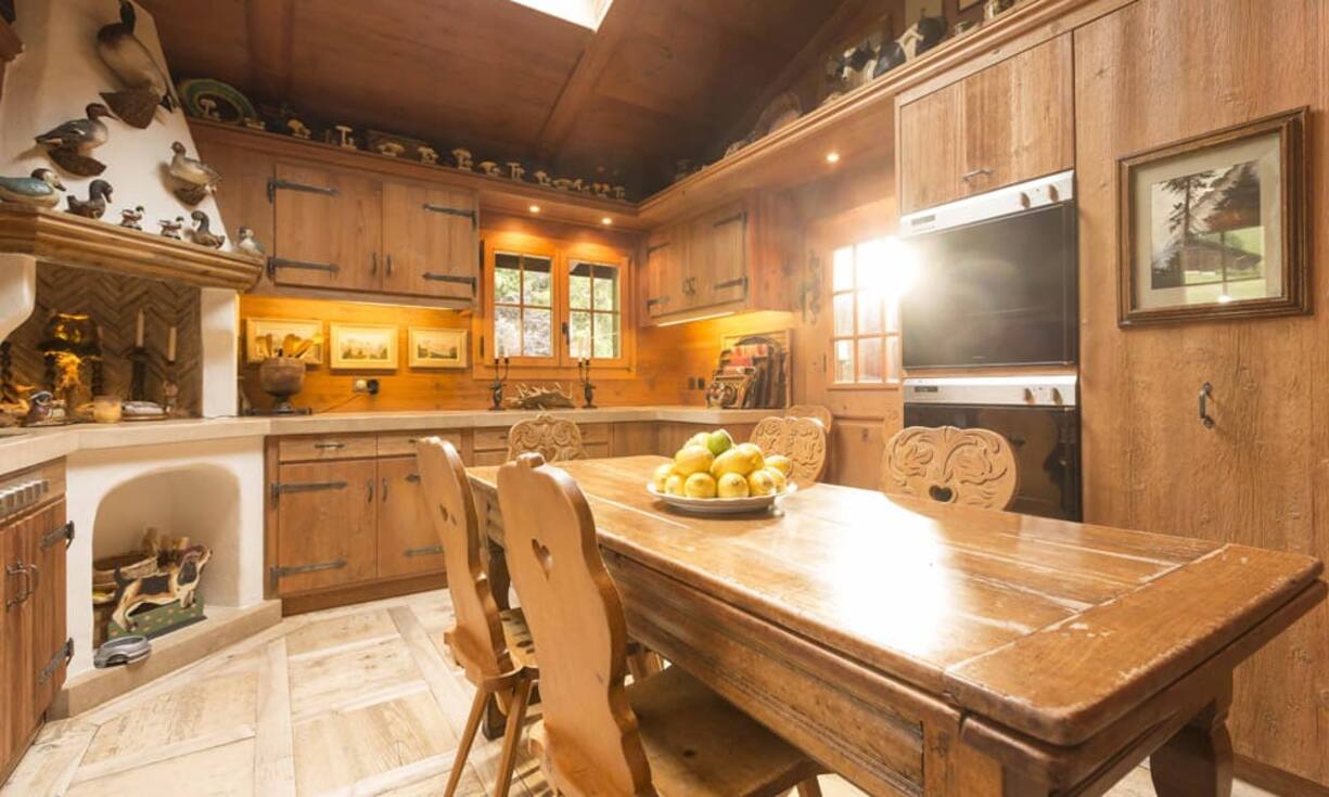 Auch in der Küche dominiert Holz. Dank mehrfachen Renovationen über die letzten Jahrzehnte kommt die Küche modern daher – und ein Dachfenster sorgt für angenehmes Licht.