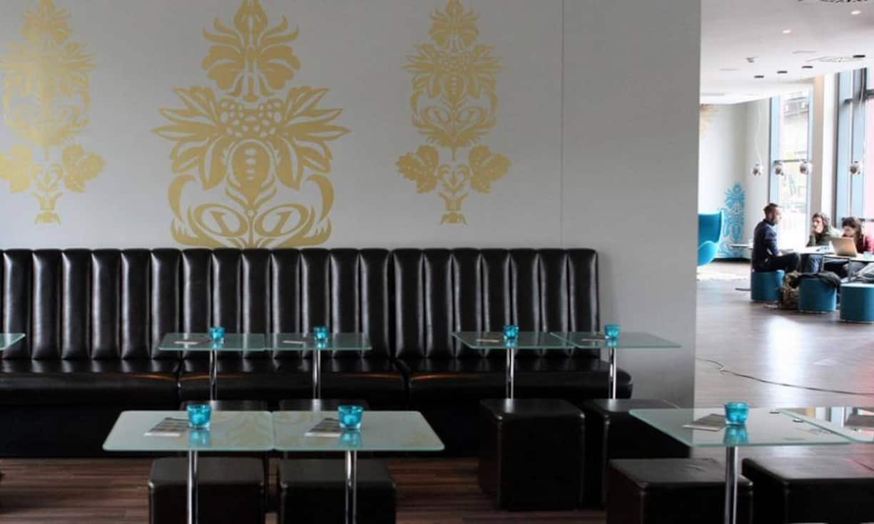 Die Kette Motel One setzt ebenfalls auf kleinere Zimmer und gemütliche Gemeinschaftsräume. In Basel und Zürich sollen bis 2017 zwei Ableger entstehen.Keystone