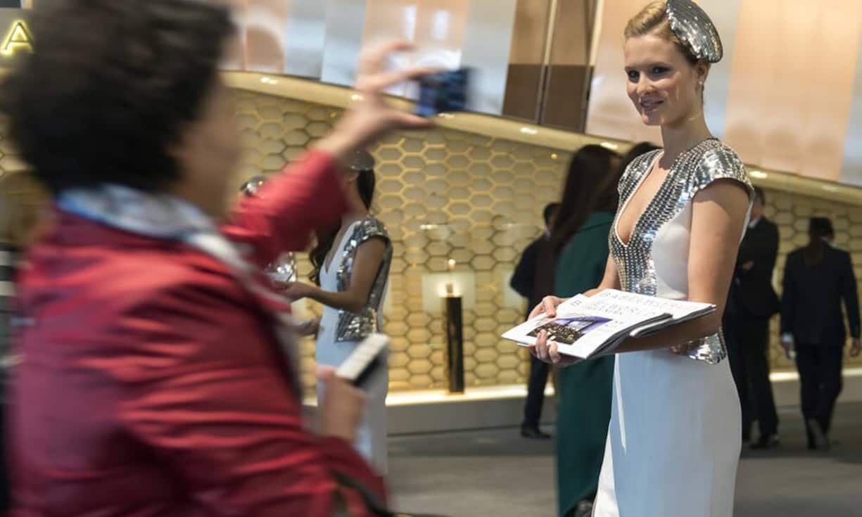 Die Hostessen sind selbst ein beliebtes Fotomotiv für die zahlreichen Besucher.Keystone