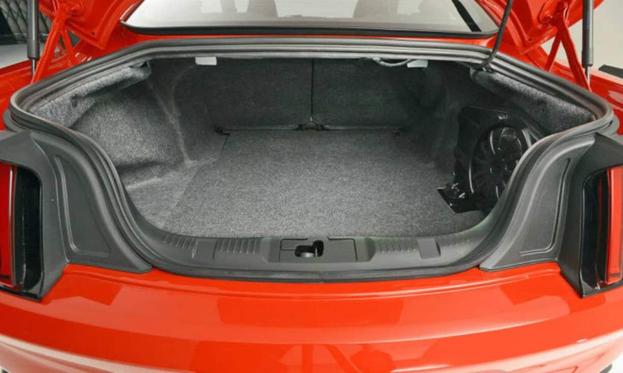 Der Kofferraum ist flach und hat eine hohe Ladekante.