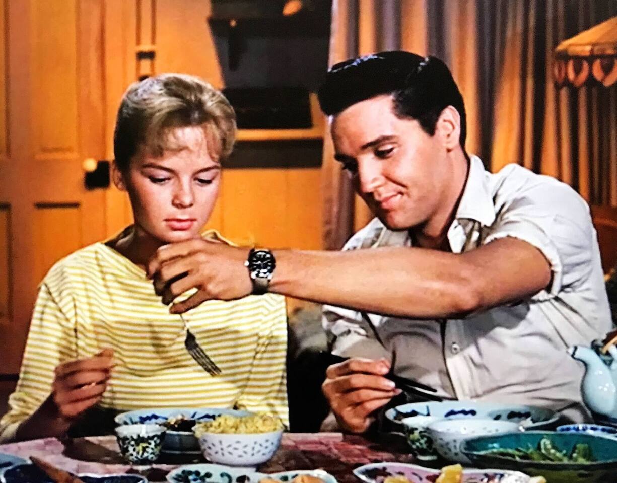 Der King und seine Rolex: Elvis Presley mit einer Uhr der Krone.