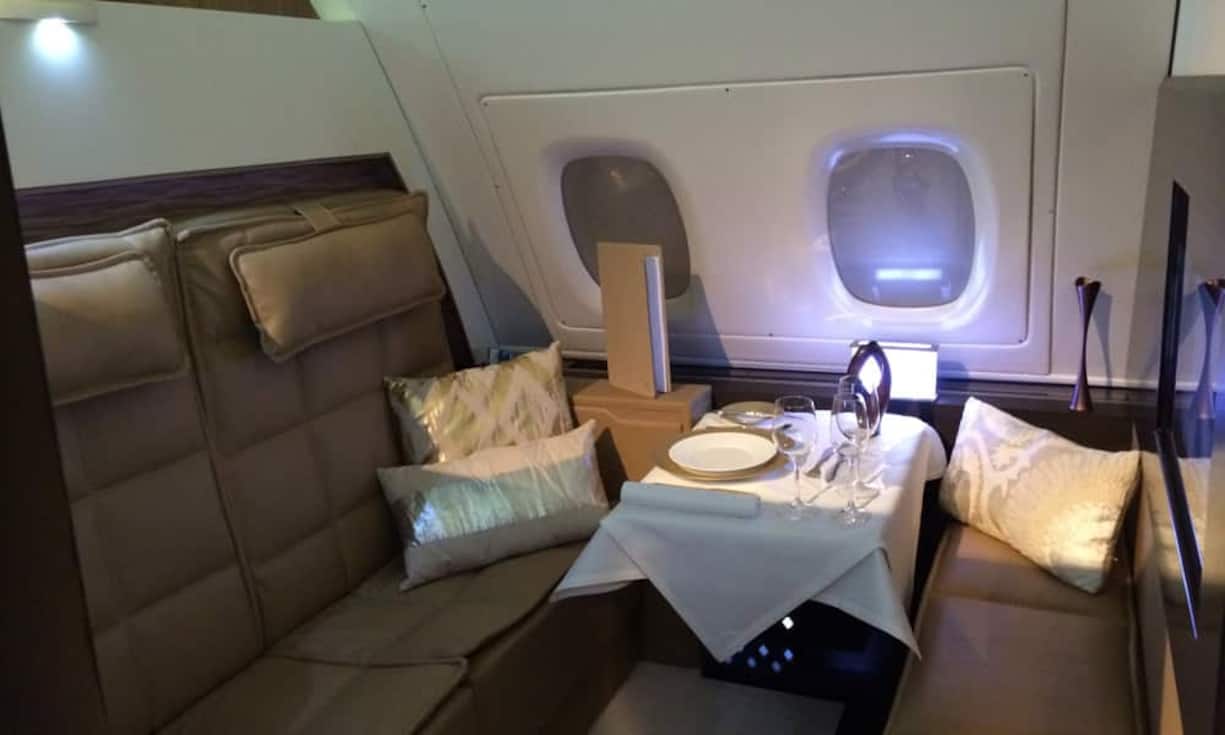 Das Wohnzimmer mit cremefarbenen Lederpolstern lässt sogar Platz, um noch einen Gast einzuladen.