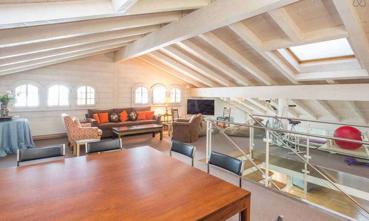 Mit 2890 Franken für die Übernachtung findet sich dieses Duplex Appartement in Gstaad, Bern auf dem dritten Platz unserer Liste der teuersten Airbnb in der Schweiz.