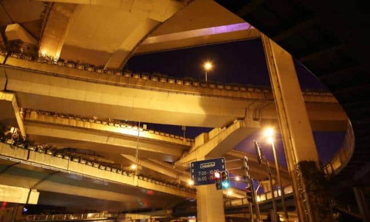 Konjunktur- und Infrastrukturprogramme: Die Regierung startet ein eilig zusammengeschustertes Programm für 40 Milliarden Yuan um das Wirtschaftswachstum anzukurbeln. Zudem werden bestehende Infrastrukturprojekte beschleunigt.