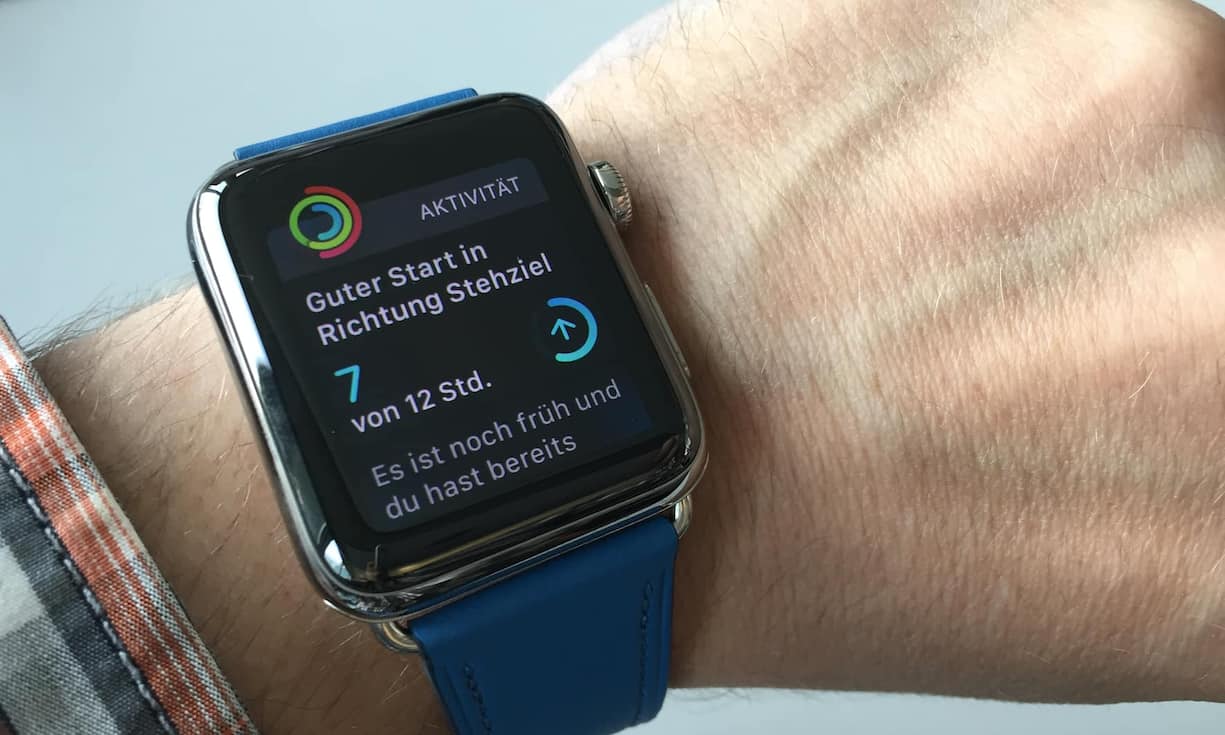 Durch den Tag meldet sich die Uhr auch mit Zielvorgaben, die man sich steckte...