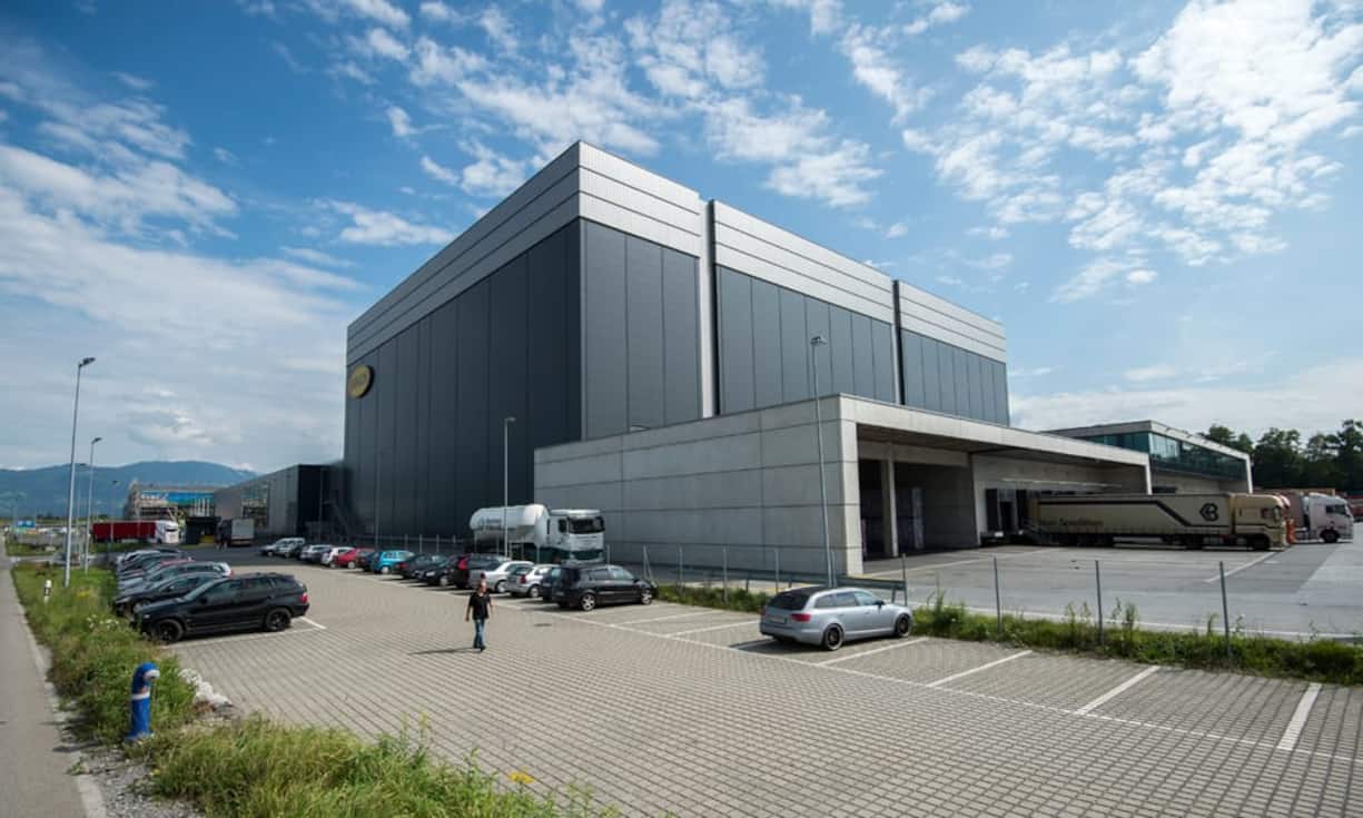 Vom Standort Widnau beliefert Red Bull die Welt mit Dosen. Von den sechs Milliarden Portionen Red Bull, die 2015 konsumiert wurden, kommen drei Milliarden aus Widnau, der Rest aus einem 50 Kilometer entfernten Werk in Vorarlberg. Urs Bucher