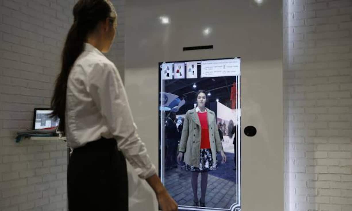 Virtueller Spiegel
Der japanische Technologiekonzern Toshiba verwandelt mit seiner «Virtual Fitting Solution» das anprobieren von Kleidern zum Kinderspiel.