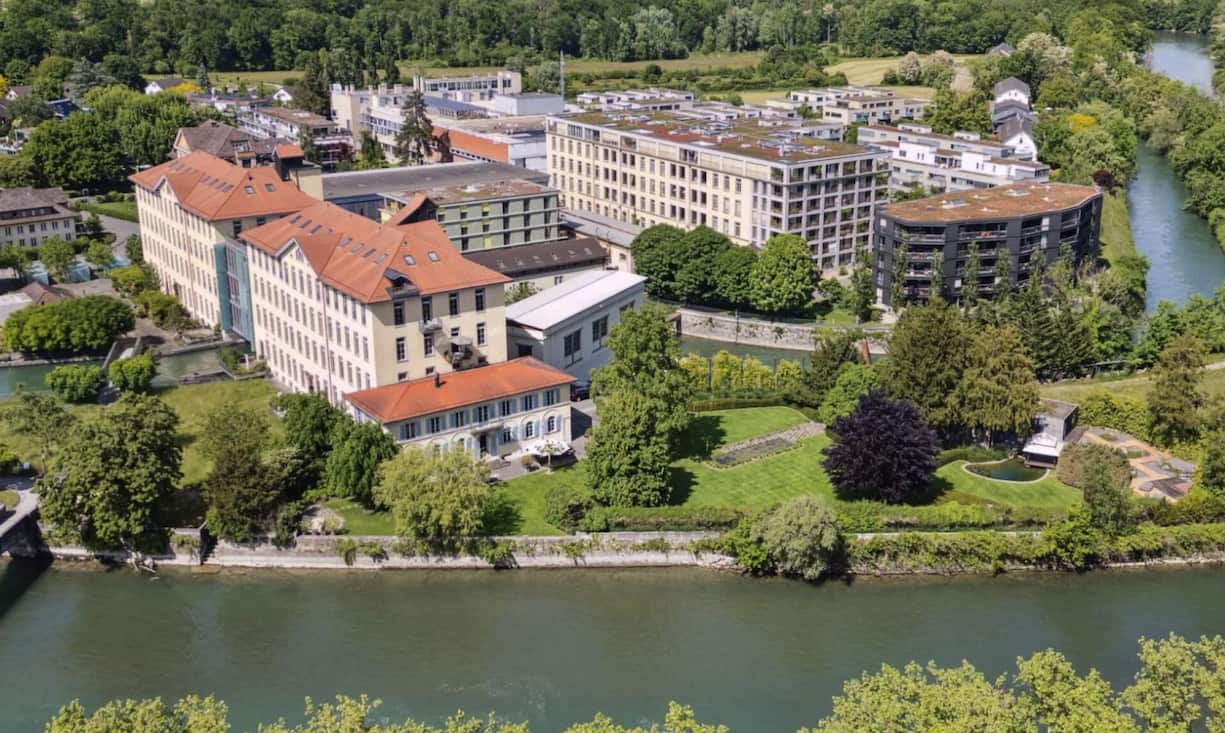 Die Fabrikantenvilla liegt in Windisch am Ufer der Reuss.