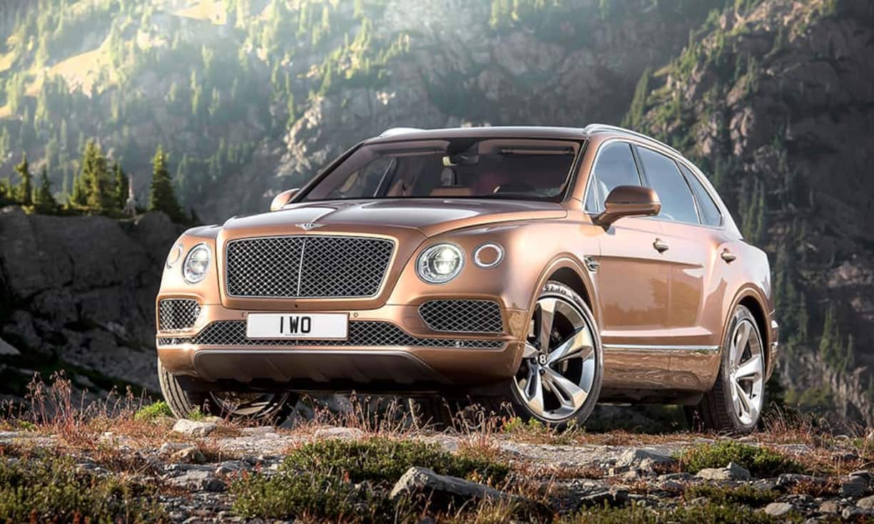 Oh my dear – mit dem ab Frühjahr 2017 erhältlichen Bentley Bentayga Diesel fällt eine der letzten Benzinbastionen. Verzichten muss der englische Hochadel freilich auf nichts: Der V8-Biturbo-Kompressor von Audi schöpft 435 PS aus vier Litern Hubraum und beschleunigt den 2,5- Tonner in 4,8 Sekunden auf Tempo 100 und standesgemässe 270 km/h – Weltrekord in dieser Fahrzeugklasse, und das bei unter acht Litern Verbrauch. Ebenfalls nicht durchschnittlich: der Preis ab 205'000 Franken.