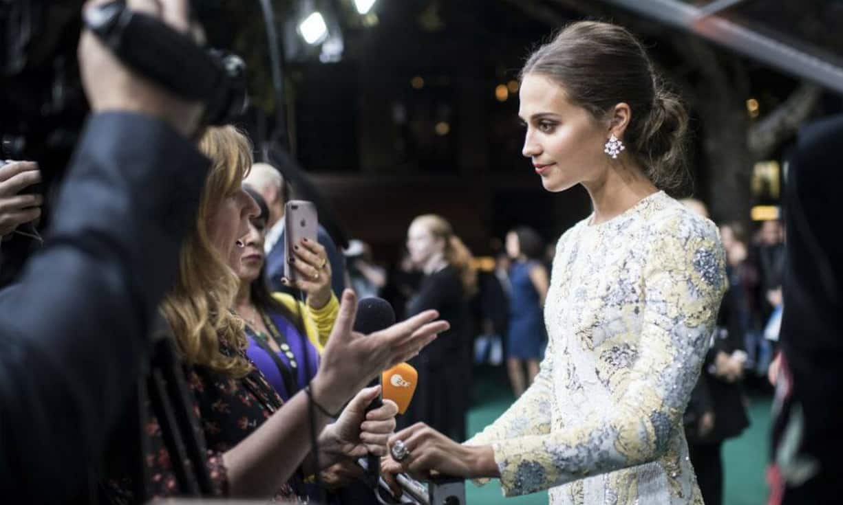 Dieser Tage ist Zürich das Mekka der Filmindustrie. Was Filmfans besonders freuen dürfte, auch viele Stars nehmen die Reise in die Schweiz auf sich. Beste Gelegenheit also, Hollywood-Stars ganz nah zu kommen. Die schwedische Schauspielerin Alicia Vikander spricht mit Fans auf dem Grünen Teppich, vor der Aufführung von «Euphoria», in dem sie die Hauptrolle spielt. Sie wurde 2016 für ihren Part in «The Danish Girl» mit dem Oscar ausgezeichnet.