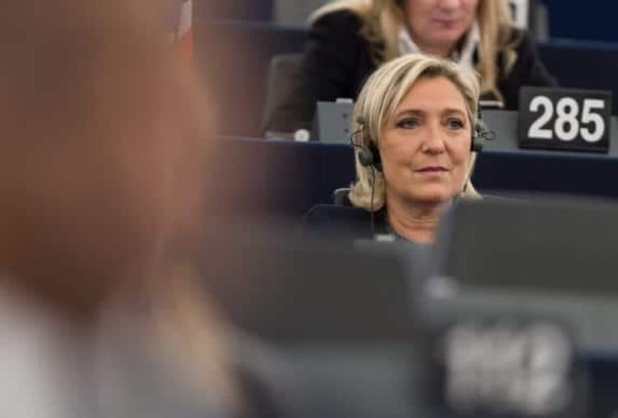 Marine Le Pen äussert sich auf Twitter wie folgt: 
«Glückwünsche an den neuen Präsidenten der USA, Donald Trump, und an das freie amerikanische Volk!»
Sven Kindler, Grüner Bundestagsabgeordneter hingegen meint: «A fucking nightmare.» («Ein Albtraum.»)