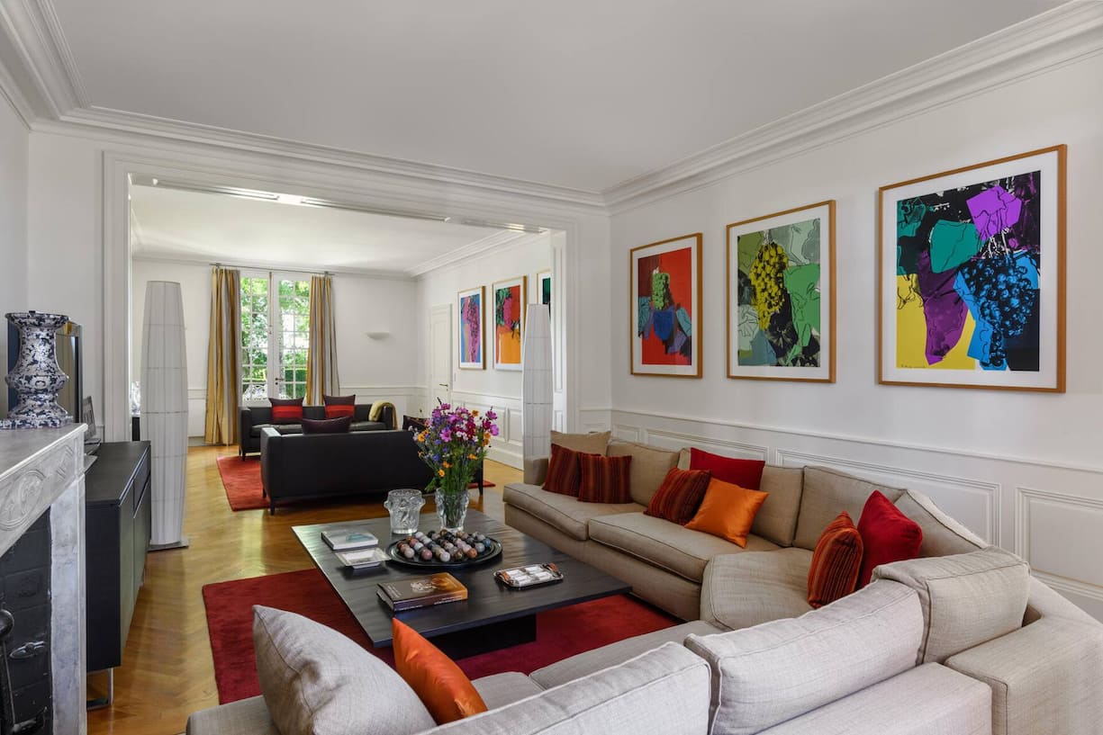 Lounging mit Warhol: Im grosszügigen Salon hängt passend zu den umliegenden Weinbergen die «Grapes»-Serie von Andy Warhol aus dem Jahr 1979.