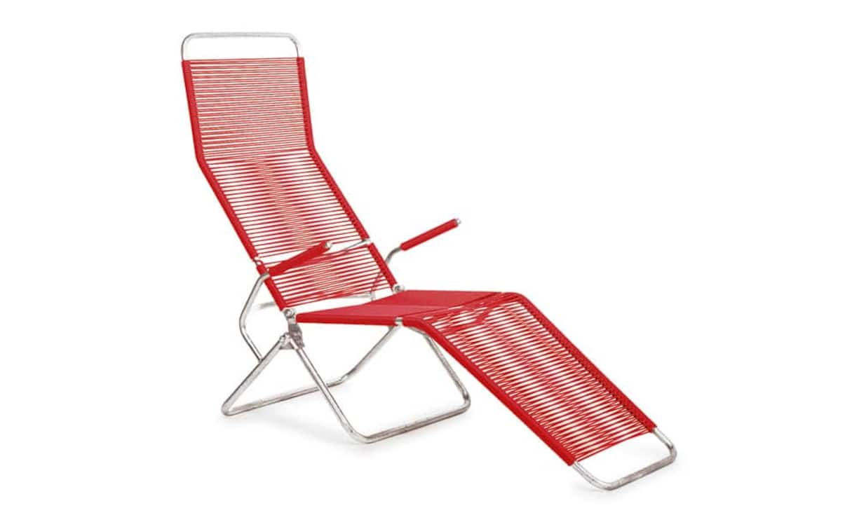 Einer der bekanntesten Schweizer Klassiker im Bereich Gartenmöbel ist das «Modell 1158» von Embru. Dessen Gestell wird bis heute in Rüti hergestellt und dann von Mitarbeitern einer geschützten Werkstatt im Luzernischen von Hand mit ins gesamt 150 Metern bunter PVC-Schnur bespannt. Der Liegestuhl ist im Designmöbel-Fachhandel ab 1033 Franken erhältlich.