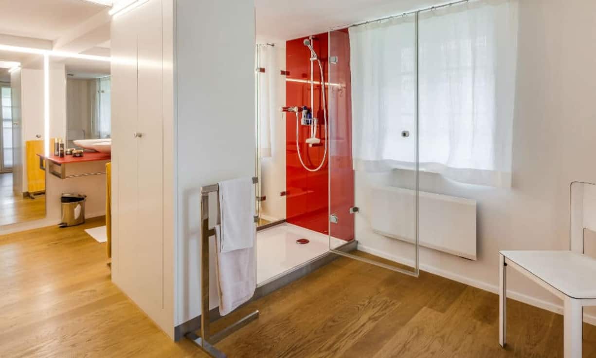 Das Badezimmer ist modern gestaltet und eingerichtet.