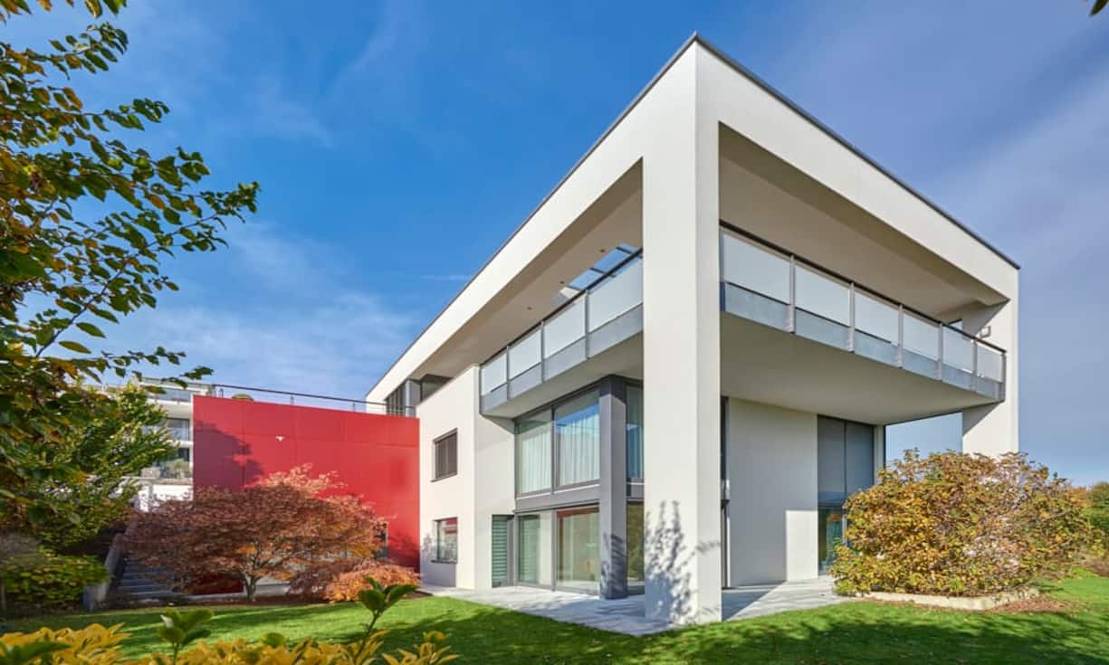 Die 2008 erbaute Villa mit 6,5 Zimmern und 3 Badezimmern grenzt an die Landwirtschaftszone und befindet sich in einer ruhigen Lage. Zum ca. 926 Quadratmeter grossen Grundstück zählen unter anderem auch zwei Garagen- sowie Aussenstellplätze.