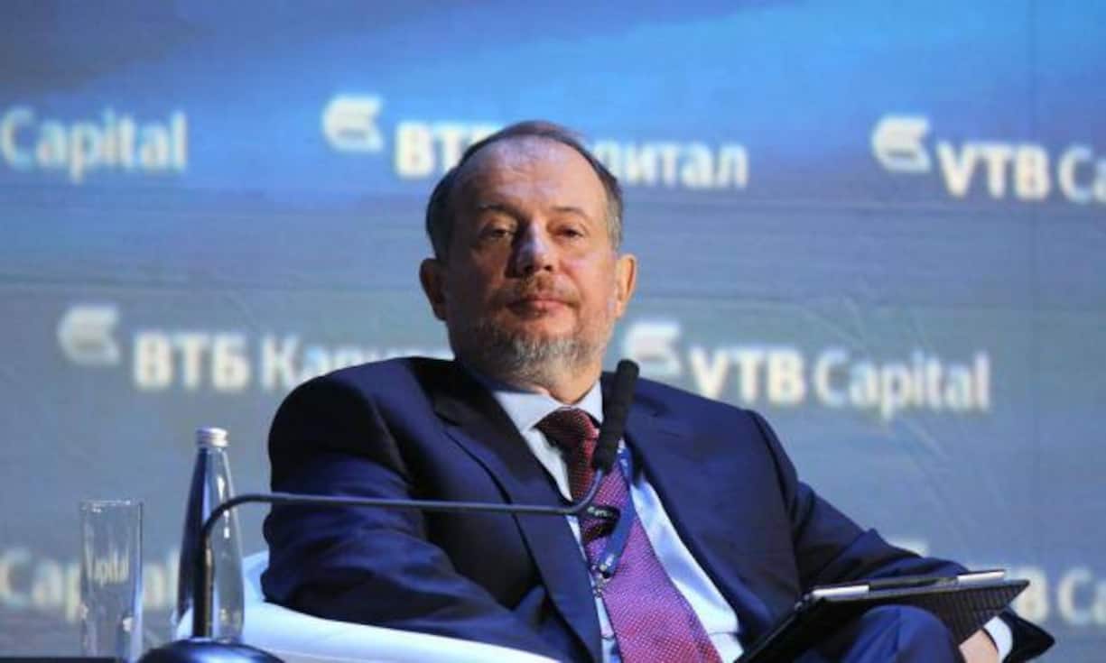 Wladimir Lissin verliert zwar 4.6 Milliarden, bleibt aber der reichste Stahlbaron Russlands. Sein Vermögen: 9.9 Milliarden Dollar. Lissin startete seine Karriere einst in einer sibirischen Kohlemine. Anfang der 90er-Jahre, nach dem Zusammenbruch der Sowjetunion, witterte er seine grosse Chance und kaufte sich in das Stahlunternehmen Novolipetsk ein, das er seit 1998 führt. Er ist ein Waffennarr und präsidiert den Russischen Schiessverein.