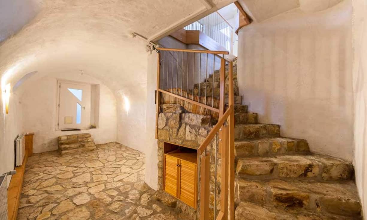 Zur Liegenschaft gehört weiter ein beheizter Gewölbekeller für eine individuelle Nutzung.