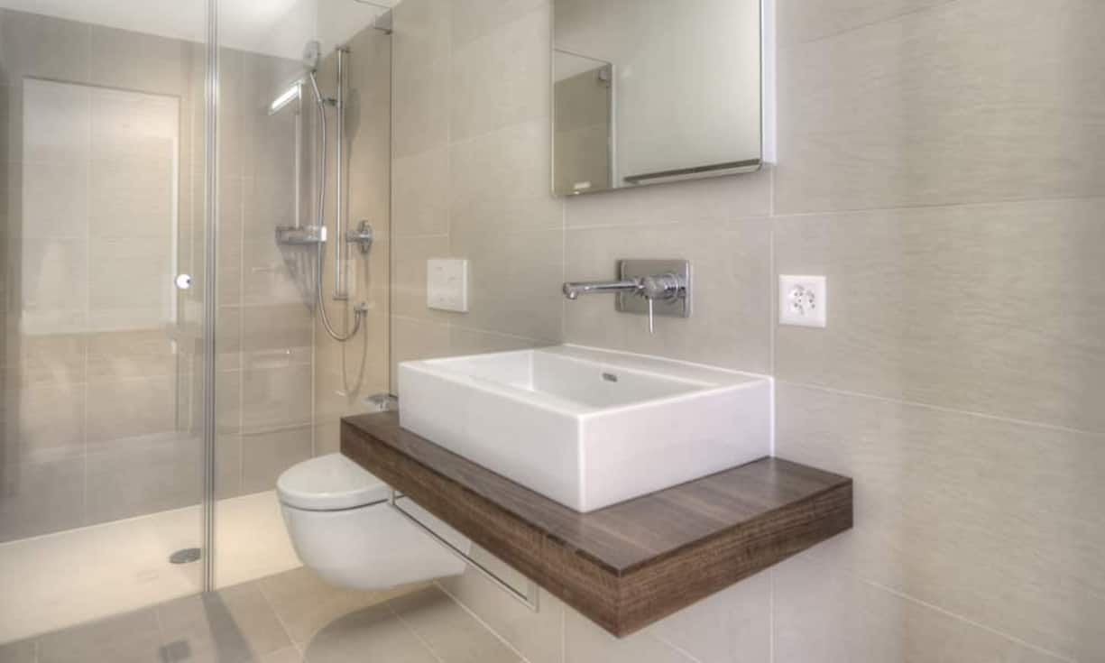 Gleich neben der Eingangstür befindet sich eine modern gestaltete Dusche. Die Wohnung ist barrierefrei eingerichtet und verfügt über ...