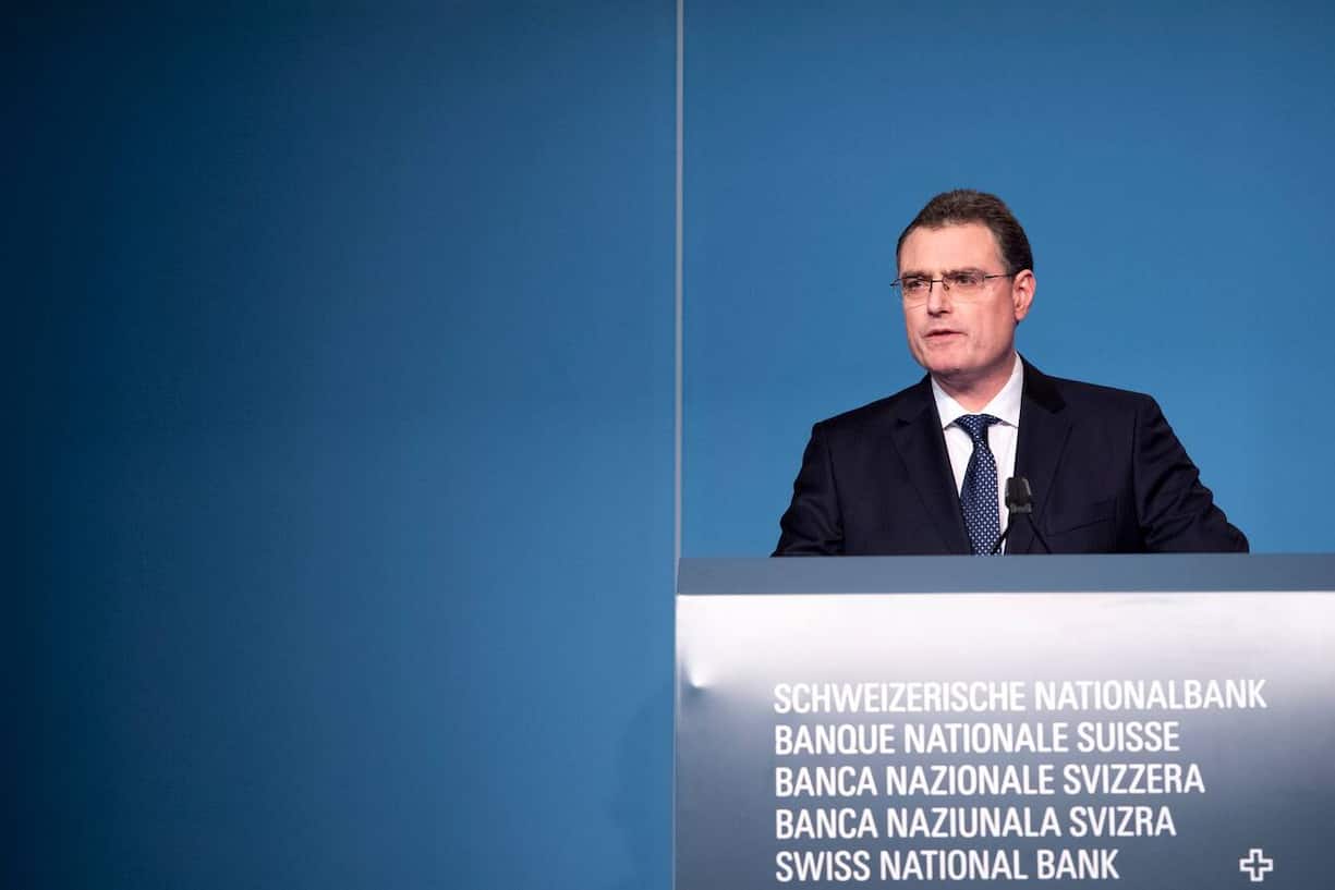 Thomas Jordan, Praesident des Direktoriums der Schweizerischen Nationalbank SNB, spricht am Jahresend-Mediengespraech der SNB, am Donnerstag, 13. Dezember 2018, in Bern.  Die Schweizerische Nationalbank belaesst ihre Geldpolitik unveraendert expansiv. Der Zins auf Sichteinlagen bei der Nationalbank betraegt weiterhin -0,75% und das Zielband fuer den Dreimonats-Libor liegt unveraendert zwischen -1,25% und -0,25%. Die Nationalbank bleibt bei Bedarf am Devisenmarkt aktiv. (KEYSTONE/Anthony Anex)