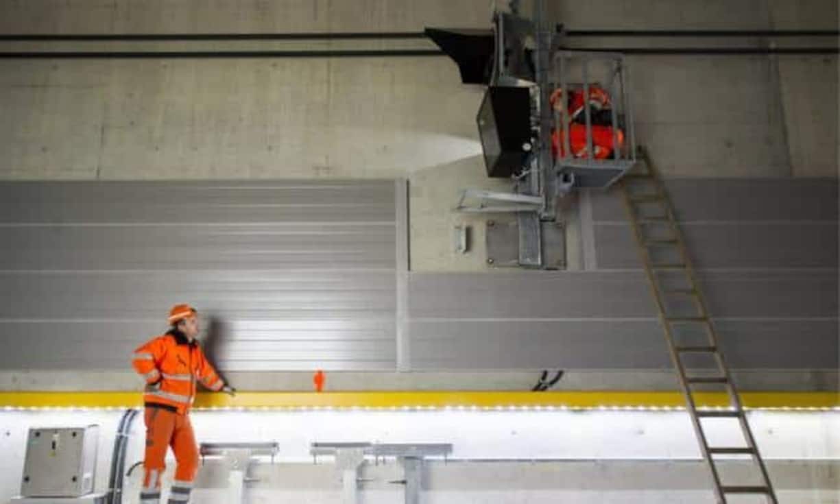 Gebaut wurde deshalb von oben nach unten. Die Sihldurchlässe wurden etappenweise trockengelegt und das Grundwasser um einige Meter abgesenkt. Danach wurden Schlitzwände, die künftigen Seitenwände des neuen Bahnhofs, erstellt und darauf ein meterdicker Deckel betoniert.