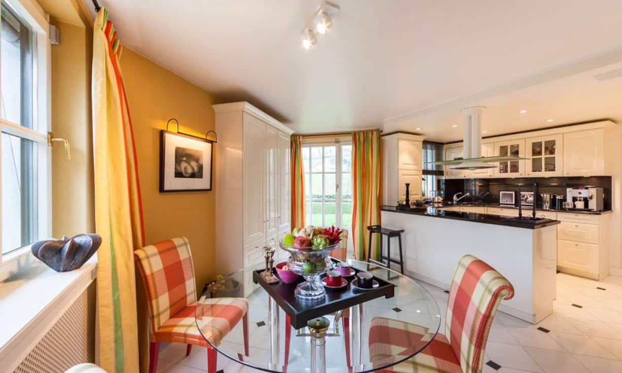 Die Küche bietet genügend Platz, um einen Essbereich einzurichten. Weiter gehört ein grosser Vorratsraum und ein Kachelofen zu den Annehmlichkeiten der Küche.